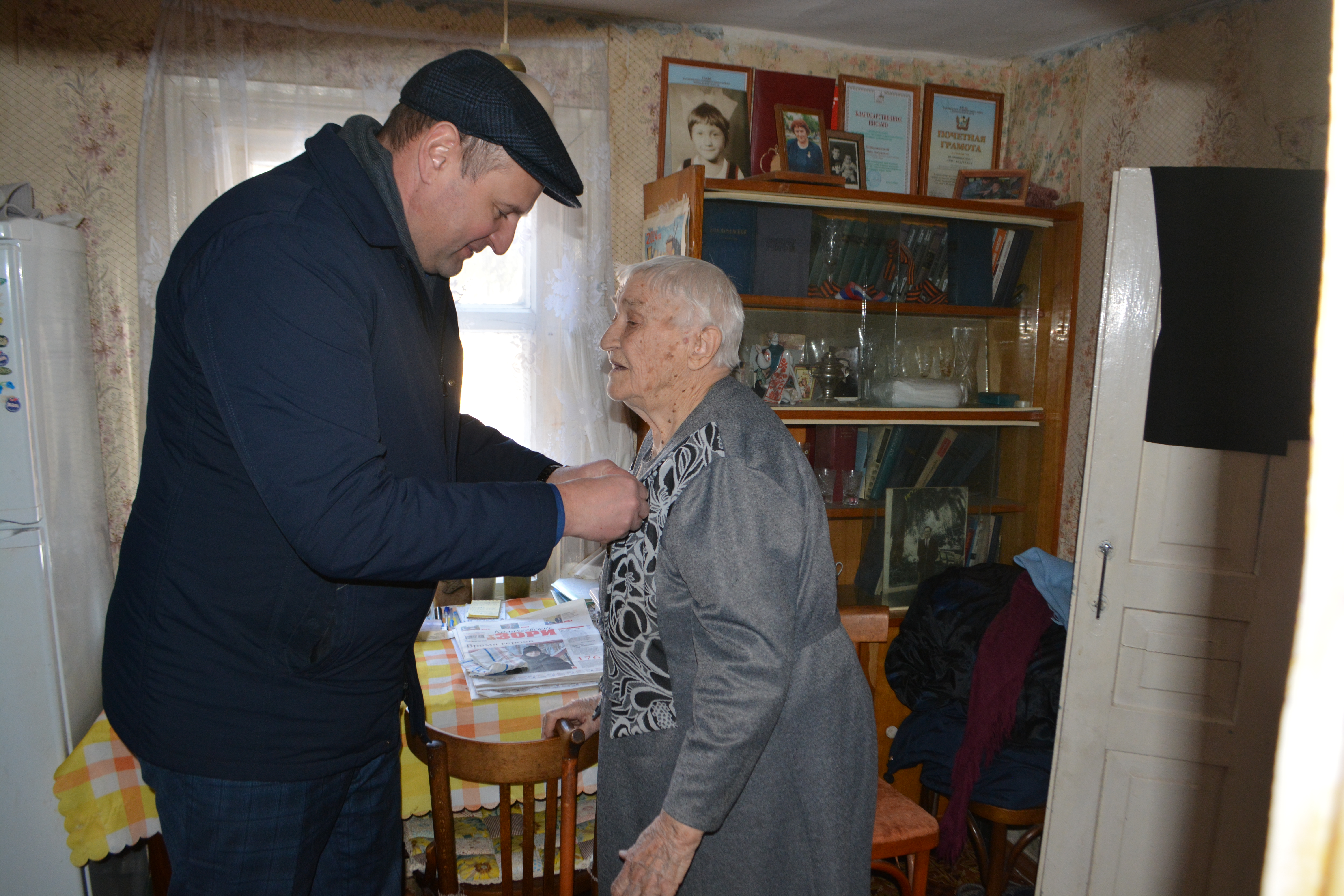 Сотрудники Администрации города вручали памятные медали в честь 80-летия Великой Победы..