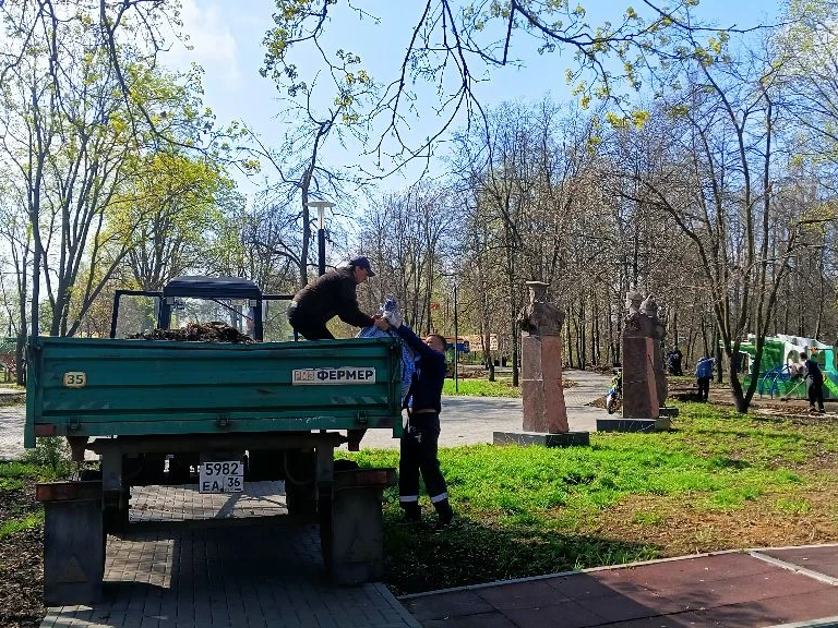 Субботник – это добрая традиция, объединяющая коллектив..
