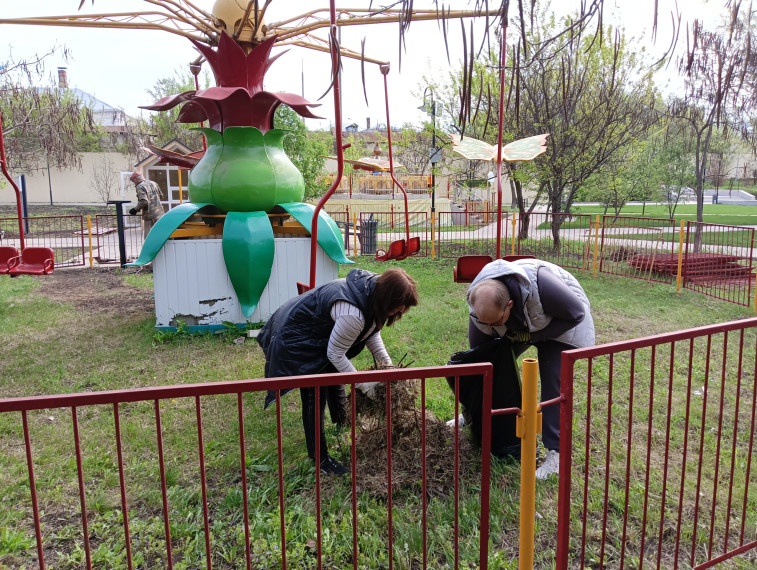 Продолжается пора субботников в городе.. Продолжается пора субботников в городе..