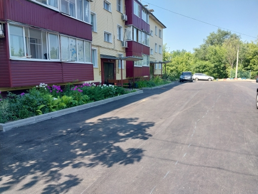 В текущем году в рамках реализации федеральной программы «Комфортная городская среда» на территории городского поселения – город Калач в 2024 году выполнены работы по благоустройству дворовых территорий 6 многоквартирных домов..